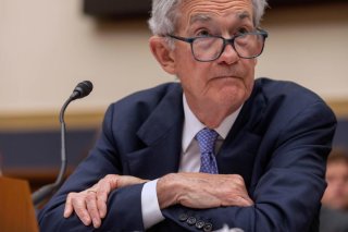 Les chiffres du chômage pourraient confirmer la posture prudente de la Fed qui, sous l'égide de Jerome Powell, ne se montre pas pressée d'abaisser ses taux directeurs (archives). KEYSTONE/AP/Mark Schiefelbein